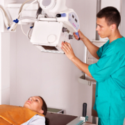 Strahlentherapiezentrum Österreich - Patient mit Arzt Radiologe