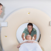 Gammamesser-Chirurgie – Krankenpfleger bereitet Patienten auf CT-Scan vor