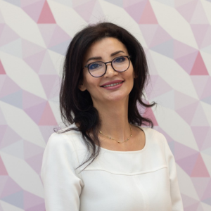 Sandy Astiajpour – Chefrezeptionistin – Leiterin Patientenmanagement – ​​Leitung Rezeption und Patientenverwaltung