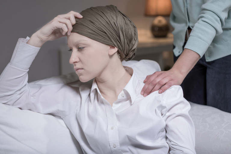 Strahlentherapiezentrum - Porträt einer eleganten Frau mit Brustkrebs