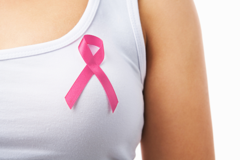 brustkrebs strahlentherapie (breast cancer radiotherapy) - pink badge on woman chest