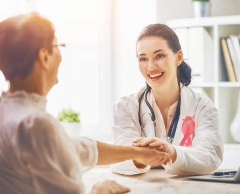 Externe Strahlentherapie – Patientin hört dem Arzt zu