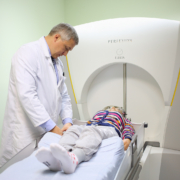 Gamma-Knife-Radiochirurgie – Der Arzt bereitet den Patienten auf die Behandlung mit dem Gamma Knife vor.