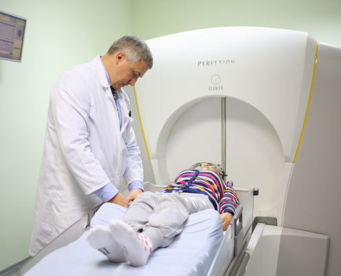 Gamma-Knife-Radiochirurgie – Der Arzt bereitet den Patienten auf die Behandlung mit dem Gamma Knife vor.