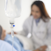 Strahlentherapiezentrum – Krebspatientin mit Kopftuch