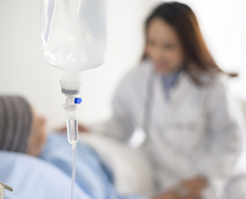 Strahlentherapiezentrum – Krebspatientin mit Kopftuch